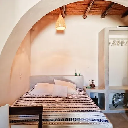 Cave-guesthouse To Heritage Holiday home Kythnos